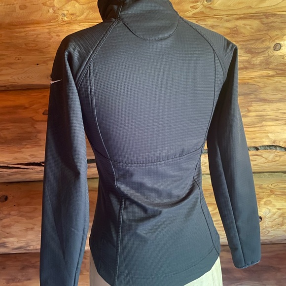 Small comfy track jacket by Nike. - Picture 3 of 6